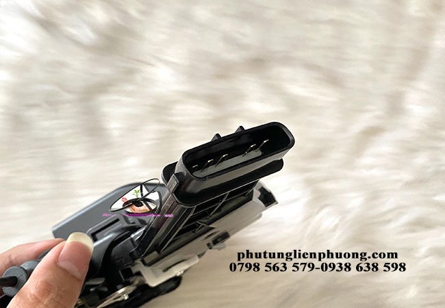 nếu khóa ngậm cửa kia carens đã bị hư nên thay mới để an toàn nếu khóa ngậm cửa kia carens đã bị hư nên thay mới để an toàn