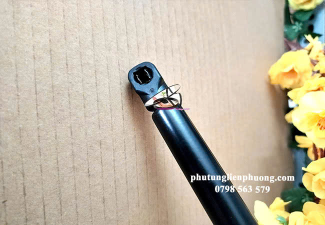 Ty chống cửa hậu Hyundai Eon bảo vệ các bộ phận khác của xe khỏi bị hư hỏng do va chạm hoặc áp lực Ty chống cửa hậu Hyundai Eon bảo vệ các bộ phận khác của xe khỏi bị hư hỏng do va chạm hoặc áp lực