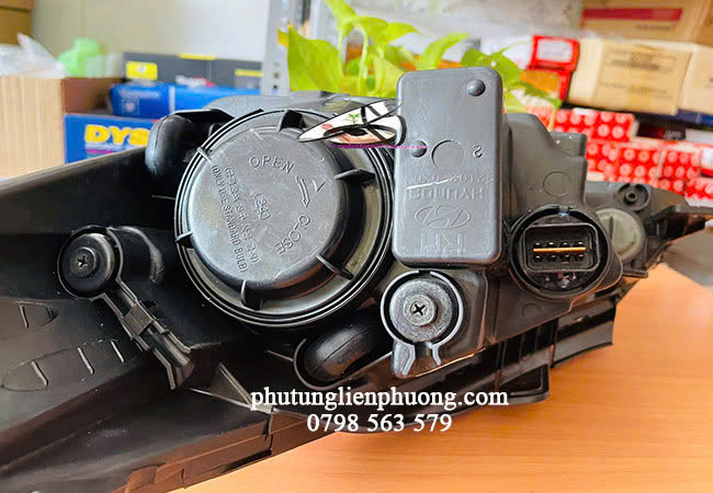 Kết cấu bề mặt sau đèn pha Hyundai i10 Kết cấu bề mặt sau đèn pha Hyundai i10
