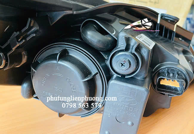 Bề mặt phía sau của đèn pha Hyundai i10 chính hãng Bề mặt phía sau của đèn pha Hyundai i10 chính hãng