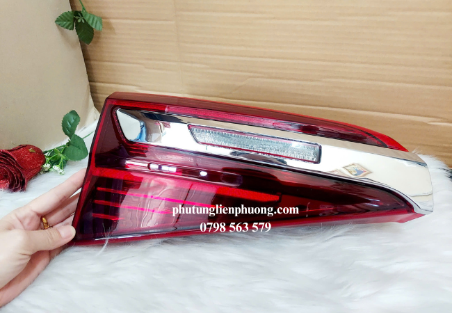 Cần thay thế đèn hậu trái Kia Seltos như hỏng hóc (nứt vỡ), mờ hoặc không sáng Cần thay thế đèn hậu trái Kia Seltos như hỏng hóc (nứt vỡ), mờ hoặc không sáng