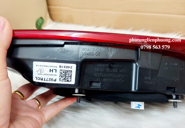 Đèn hậu trong trái có LED KIA Seltos cảnh báo về tình trạng di chuyển của xe như dừng lại hay rẽ trái. Đèn hậu trong trái có LED KIA Seltos cảnh báo về tình trạng di chuyển của xe như dừng lại hay rẽ trái.