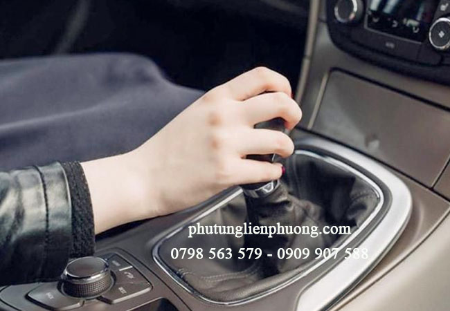 khó chuyển số cũng là dấu hiệu liên quan đến bộ côn xe khó chuyển số cũng là dấu hiệu liên quan đến bộ côn xe