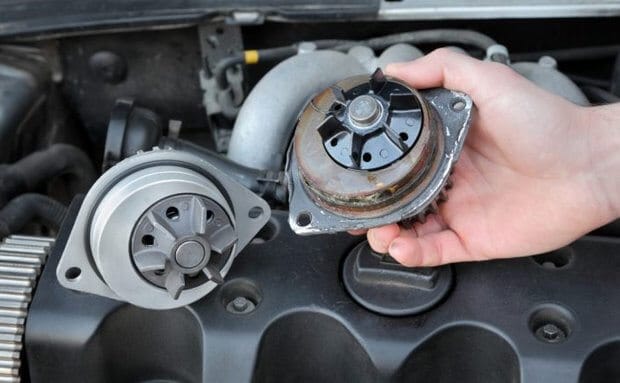 chiếc bơm nước sorento ở khoang động cơ tiện lợi để kiểm tra chiếc bơm nước sorento ở khoang động cơ tiện lợi để kiểm tra