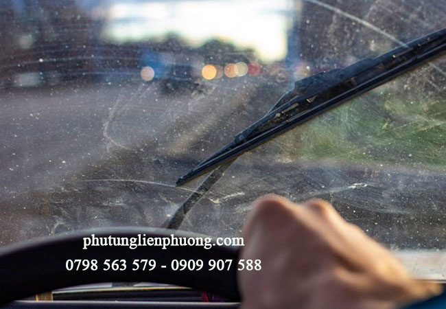 loại bỏ các vết ẩn trên kính nhờ bơm được nước rửa lên kính loại bỏ các vết ẩn trên kính nhờ bơm được nước rửa lên kính