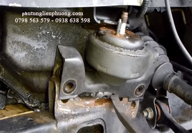 cần kiểm tra và siết chặt ốc vít khi tác động cao su chân máy xe ô tô  cần kiểm tra và siết chặt ốc vít khi tác động cao su chân máy xe ô tô