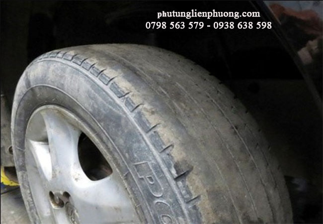 chiếc lốp đã hao mòn theo thời gian và cần thay mới ngay phụ tùng xe ford chiếc lốp đã hao mòn theo thời gian và cần thay mới ngay phụ tùng xe ford