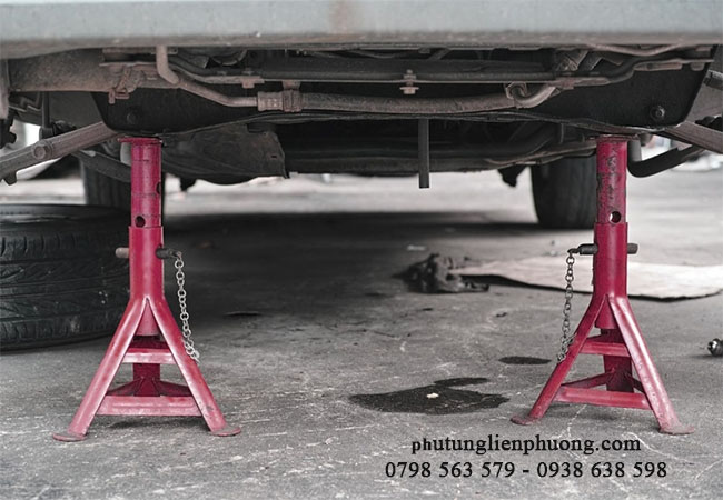 đặt xe lên cầu nâng tiến hành tháo hộp dầu máy xe escape đặt xe lên cầu nâng tiến hành tháo hộp dầu máy xe escape