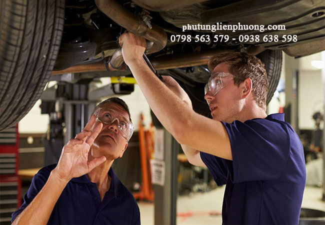 đeo kính bảo hộ khi kiểm tra chân máy cho xe ô tô đeo kính bảo hộ khi kiểm tra chân máy cho xe ô tô