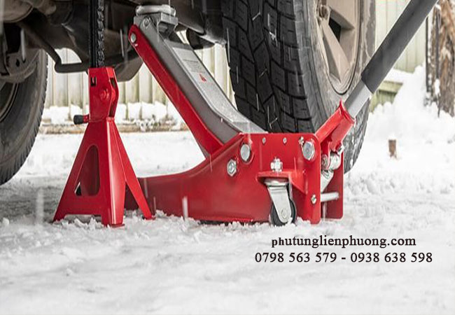 dùng dụng cụ nâng xe ô tô trước khi thay cao su chân máy xe ô tô dùng dụng cụ nâng xe ô tô trước khi thay cao su chân máy xe ô tô