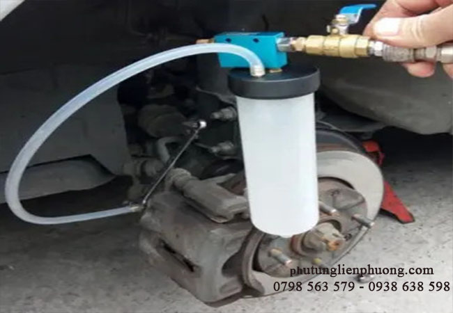 dùng ống xả dầu chuẩn bị cho bảo dưỡng phụ tùng ranger dùng ống xả dầu chuẩn bị cho bảo dưỡng phụ tùng ranger