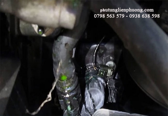 hiện tượng nước rò rỉ len lỏi xung quanh khi tuy ô chia nước transit vô tình hỏng hiện tượng nước rò rỉ len lỏi xung quanh khi tuy ô chia nước transit vô tình hỏng