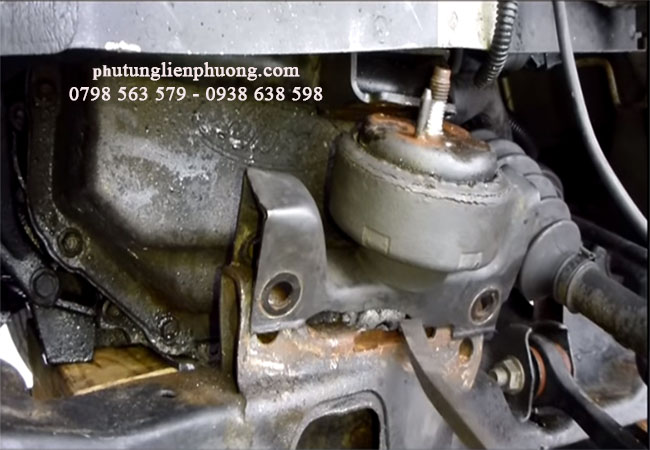 hình ảnh rò rỉ dầu ở chân máy ô tô hình ảnh rò rỉ dầu ở chân máy ô tô