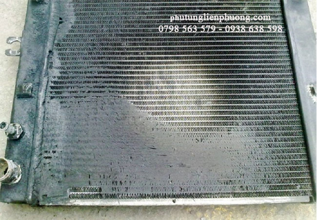 két nước lâu ngày không được vệ sinh sẽ dần bám bụi và dễ gây hư hỏng két nước lâu ngày không được vệ sinh sẽ dần bám bụi và dễ gây hư hỏng