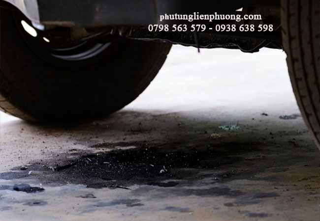 nếu hiện tượng chảy dầu ở sau dưới xe có thể là do dầu nhớt rò rỉ từ chân máy nếu hiện tượng chảy dầu ở sau dưới xe có thể là do dầu nhớt rò rỉ từ chân máy