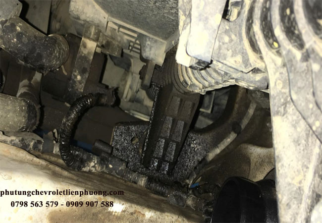 ống đổ dầu nhiên liệu xe everest bị hỏng hiện tượng dầu rò rỉ trong khoang động cơ gây nguy hiểm ống đổ dầu nhiên liệu xe everest bị hỏng hiện tượng dầu rò rỉ trong khoang động cơ gây nguy hiểm