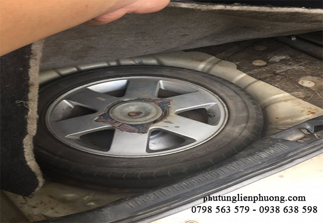 ốp chụp lazang xe ford laser sau một thời gian sử dụng bị mài mòn mất luôn hình dạng ban đầu ốp chụp lazang xe ford laser sau một thời gian sử dụng bị mài mòn mất luôn hình dạng ban đầu