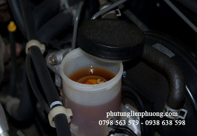 nên kiểm tra mức nước phanh trong xe thường xuyên nên kiểm tra mức nước phanh trong xe thường xuyên