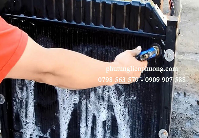 xúc rửa két nước trên xe ô tô xúc rửa két nước trên xe ô tô