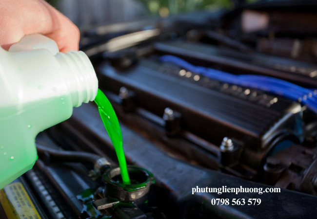 Nước làm mát Giúp hấp thụ và tản nhiệt cho động cơ Nước làm mát Giúp hấp thụ và tản nhiệt cho động cơ