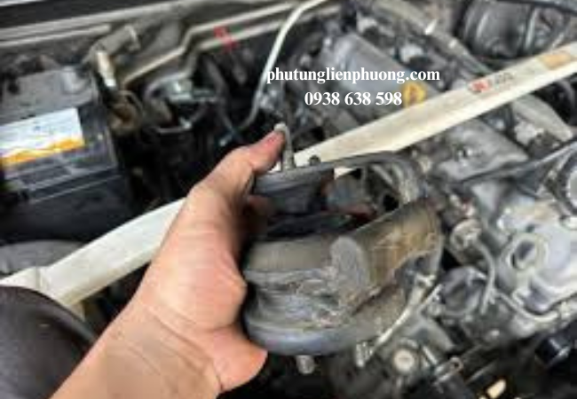 Sau một thời gian dài sử dụng, cao su chân máy Kia Rondo sẽ bị mài mòn do va chạm, rung lắc từ động cơ Sau một thời gian dài sử dụng, cao su chân máy Kia Rondo sẽ bị mài mòn do va chạm, rung lắc từ động cơ