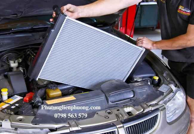 Cần kiểm tra áp suất, mức dung dịch làm mát, quạt tản nhiệt và đảm bảo không còn rò rỉ. Cần kiểm tra áp suất, mức dung dịch làm mát, quạt tản nhiệt và đảm bảo không còn rò rỉ.