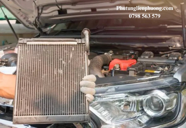 Két nước làm mát ô tô bị nóng nhanh là dấu hiệu cho thấy hệ thống làm mát đang gặp vấn đề Két nước làm mát ô tô bị nóng nhanh là dấu hiệu cho thấy hệ thống làm mát đang gặp vấn đề