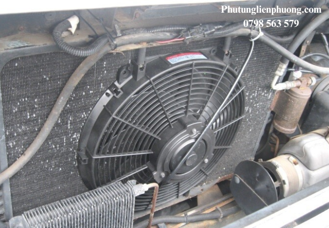 Két nước bị tắc hoặc làm mát kém khiến quạt két nước phải chạy liên tục để bù lại. Két nước bị tắc hoặc làm mát kém khiến quạt két nước phải chạy liên tục để bù lại.