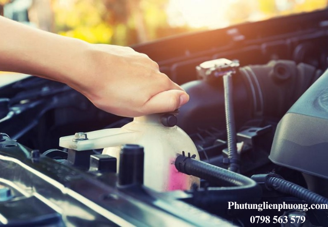 Thiếu nước làm mát là lý do thường gặp nhất khiến két nước xe oto bị nóng nhanh. Thiếu nước làm mát là lý do thường gặp nhất khiến két nước xe oto bị nóng nhanh.