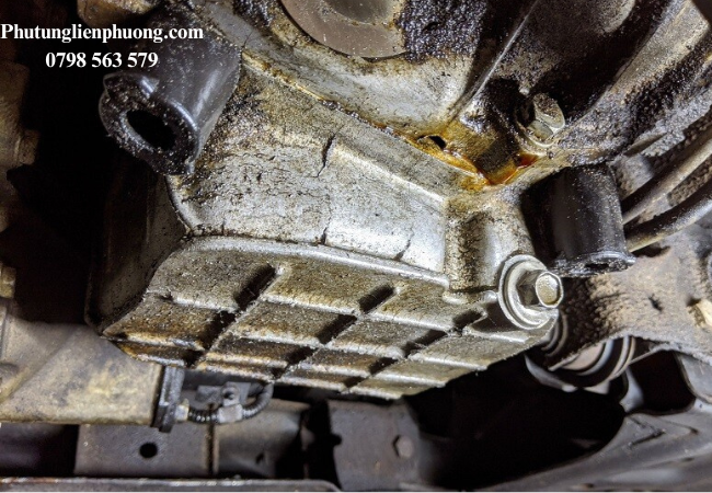 Dấu hiệu rò rỉ dầu là dấu hiệu rõ ràng nhất của việc phớt đuôi trục cơ i10 bị hỏng Dấu hiệu rò rỉ dầu là dấu hiệu rõ ràng nhất của việc phớt đuôi trục cơ i10 bị hỏng
