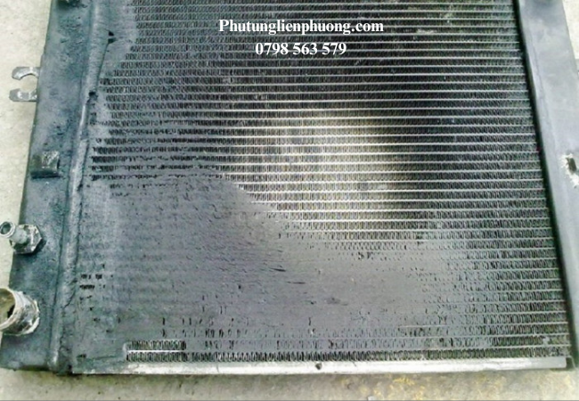 Khi két nước bị cặn bẩn dẫn đến tình trạng động cơ nóng nhanh và mất khả năng kiểm soát nhiệt. Khi két nước bị cặn bẩn dẫn đến tình trạng động cơ nóng nhanh và mất khả năng kiểm soát nhiệt.