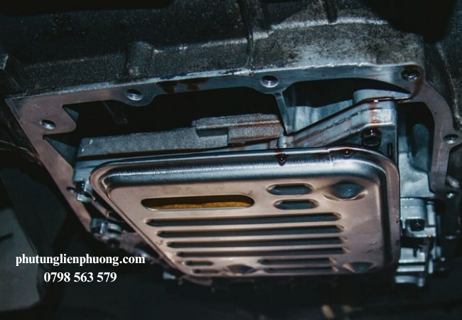 Dầu hộp số tự động mới thường có màu đỏ sáng và không có mùi lạ Dầu hộp số tự động mới thường có màu đỏ sáng và không có mùi lạ