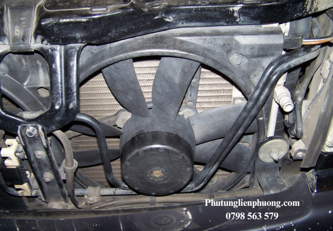 Ở nhiều dòng xe đời mới, quạt điện được điều khiển tự động thông qua cảm biến nhiệt độ. Ở nhiều dòng xe đời mới, quạt điện được điều khiển tự động thông qua cảm biến nhiệt độ.