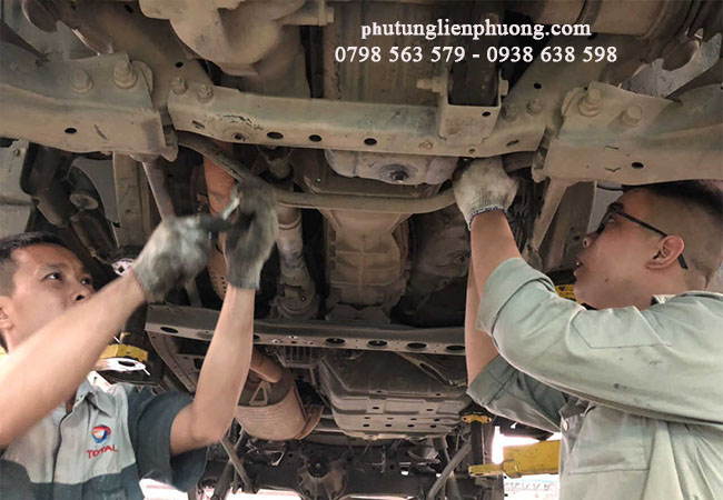 sử dụng công cụ bảo hộ khi thực hiện thay cao su chân máy cho xe ô tô sử dụng công cụ bảo hộ khi thực hiện thay cao su chân máy cho xe ô tô