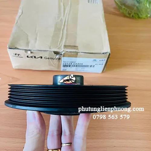 Puly cốt máy Kia Rondo máy dầu 1.7 chính hãng mã 23124-2A804