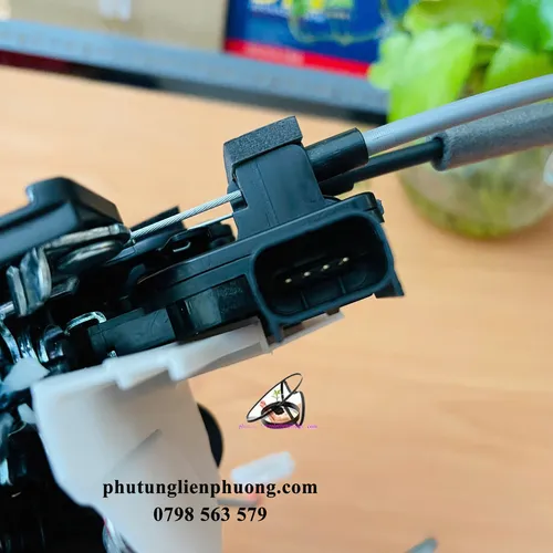 Cơ cấu khóa ngậm cửa trước trái KIA Morning chính hãng mã 81310-1Y030