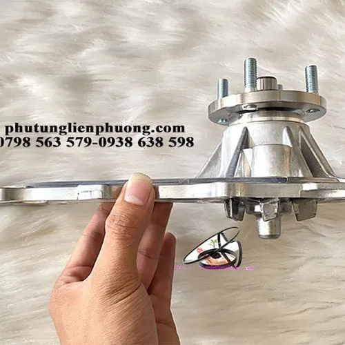 Bơm nước fortuner máy xăng chính hãng 16100-09460