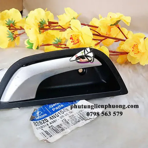 Thay ngay tay mở trong phải Hyundai Eon hàng xịn mã 82620 4N0104X nếu đã hỏng
