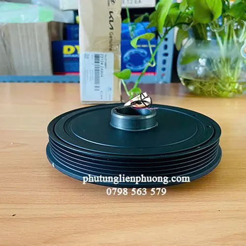 Puly cốt máy Kia Rondo máy dầu 1.7 chính hãng mã 23124-2A804