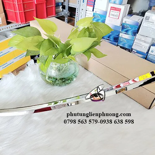 Nẹp mạ cản trước phía trên phải đèn pha mitsubishi xpander xịn mã 6407A186