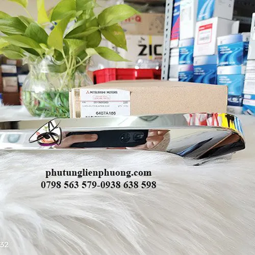 Nẹp mạ cản trước phía trên phải đèn pha mitsubishi xpander xịn mã 6407A186