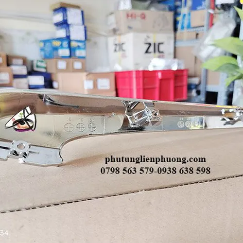 Nẹp mạ cản trước phía trên phải đèn pha mitsubishi xpander xịn mã 6407A186