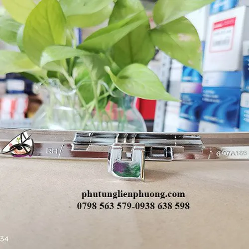 Nẹp mạ cản trước phía trên phải đèn pha mitsubishi xpander xịn mã 6407A186