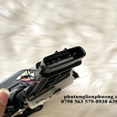 Khoá ngậm cửa sau trái xe kia carens 81410 1D010 chính hãng chất lượng