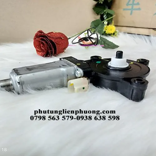 Mô tơ lên xuống kính cánh cửa trước trái hyundai i10 chính hãng 82450B4000