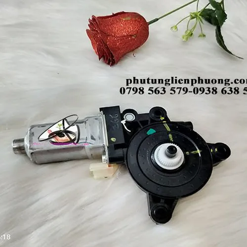 Mô tơ lên xuống kính cánh cửa trước trái hyundai i10 chính hãng 82450B4000