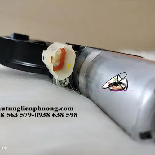 Mô tơ lên xuống kính cánh cửa trước trái hyundai i10 chính hãng 82450B4000