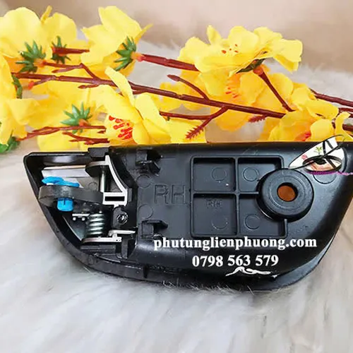 Thay ngay tay mở trong phải Hyundai Eon hàng xịn mã 82620 4N0104X nếu đã hỏng