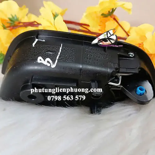 Thay ngay tay mở trong phải Hyundai Eon hàng xịn mã 82620 4N0104X nếu đã hỏng