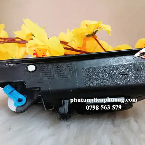 Thay ngay tay mở trong phải Hyundai Eon hàng xịn mã 82620 4N0104X nếu đã hỏng